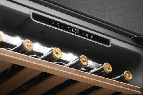 Холодильный шкаф для вина Smeg CVI121B3