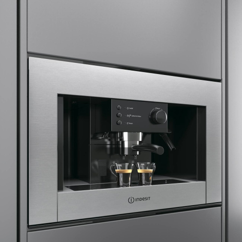 Кофеварка рожковая Indesit CMI 5038 IX нержавеющая сталь 