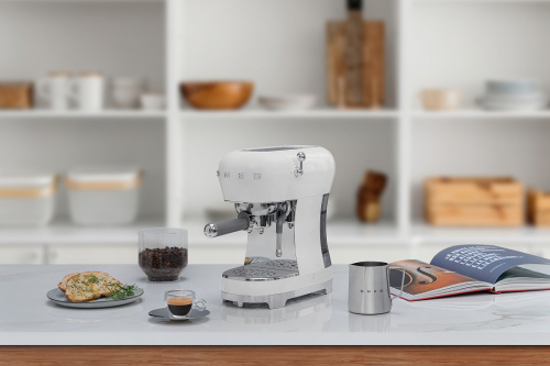 Кофемашина-эспрессо Smeg ECF02WHEU