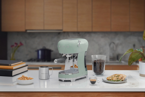 Кофемашина-эспрессо Smeg ECF02PGEU